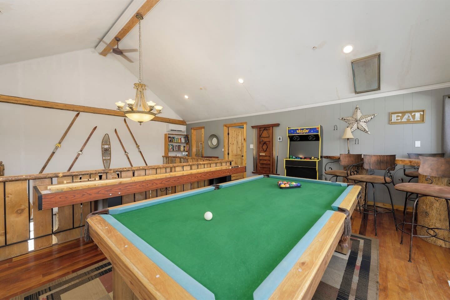 Una mesa de billar con bola blanca, superficie de fieltro verde y estructura de madera.