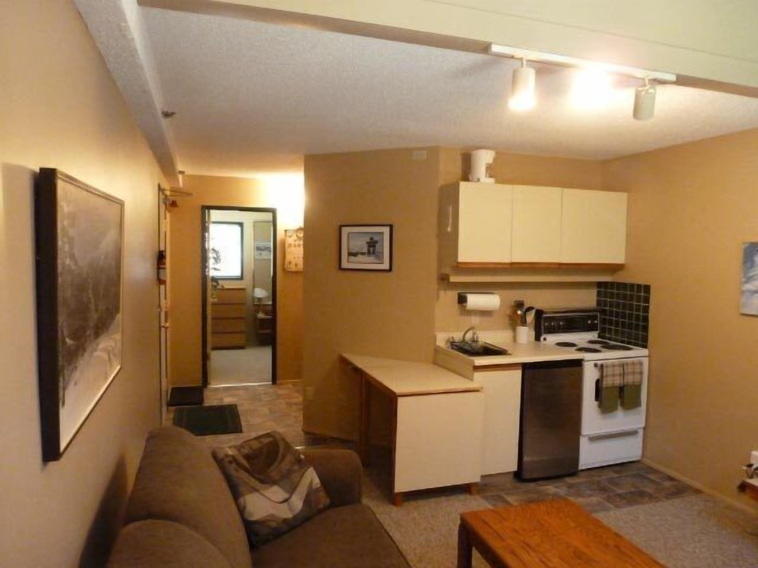 Whistler 4 Min walk to Gondola!, Quiet 1 bedroom, FREE PARKING!