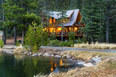 Spacious Luxury Cabin/Home on Private Lake w/Hot Tub & Amazing Views - Bend