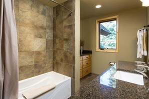 Combined shower/bathtub, hair dryer, heated floors, towels