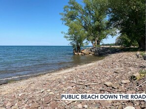 Ranta lähistöllä, rantapyyhkeitä