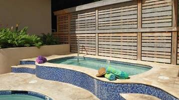 Lämmitetty uima-allas