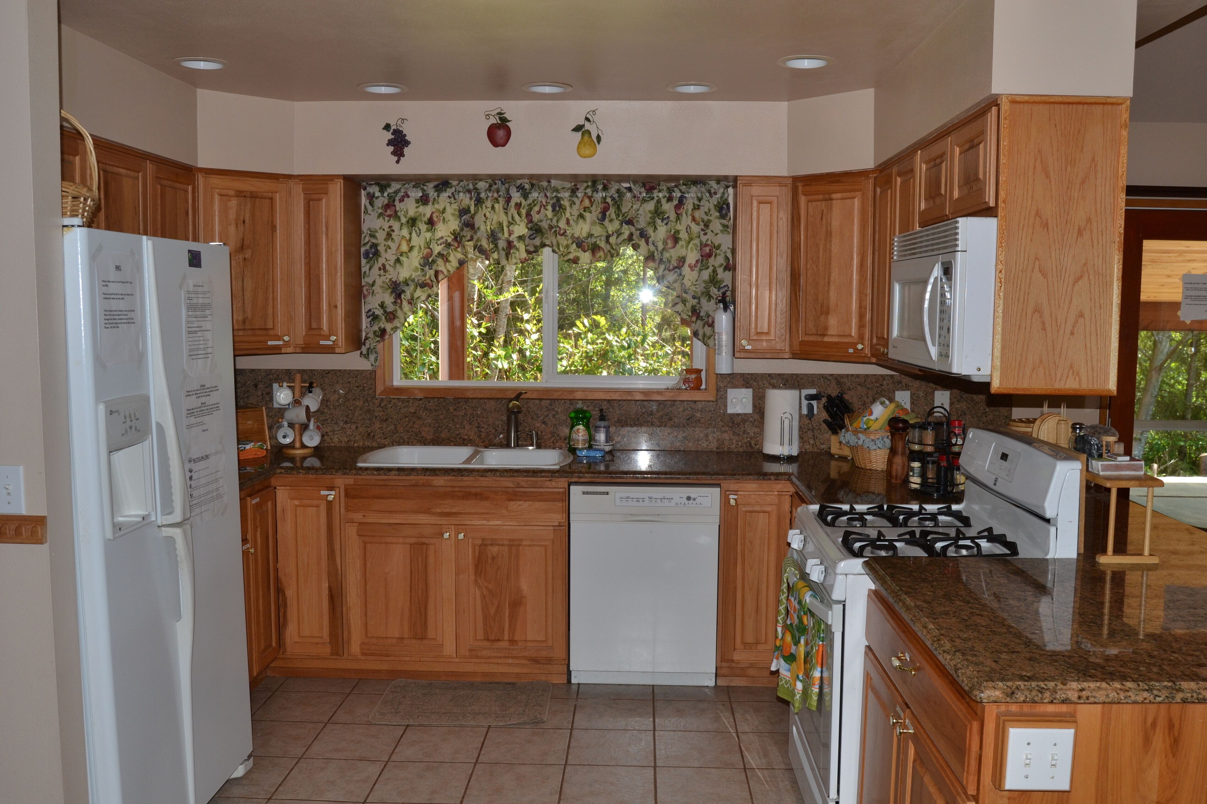 Secluded Lakefront, Private Low Bank Beach, Hot Tub, Dog Friendly, 5 BRs+