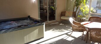 Tampa Bungalow - Hot Tub/Pets/Beaches/Busch Gardens