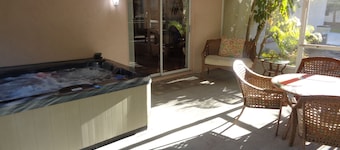 Tampa Bungalow - Hot Tub/Pets/Beaches/Busch Gardens