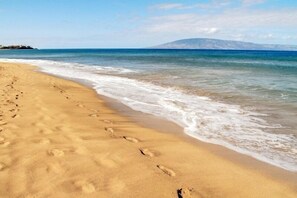 På stranden, solsenger og strandhåndklær