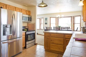 Geladeira, micro-ondas, fogão, cooktop