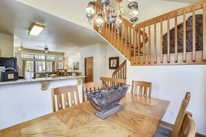 Dining - Beautiful Townhome - Private Hot Tub, Quick Walk to Lift & 1 Block from Downtown (Breckenridge)