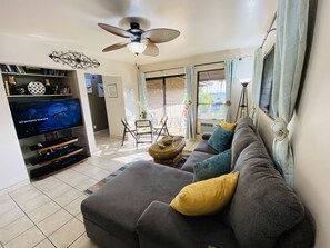 Een televisie, een dvd-speler, boeken en een filmbibliotheek