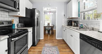 Super Cute 3BR/2BA, 6 Beds, Porch Bar & Hot Tub!