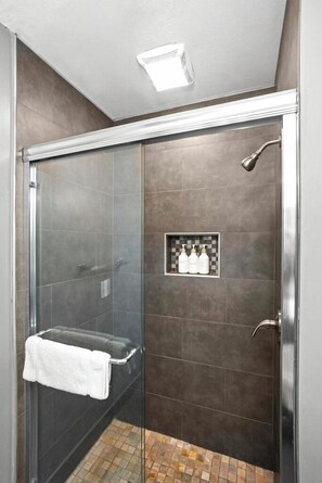 Combined shower/bathtub, hair dryer, towels - Misty Court Hideaway Cozy + Private Retreat (Nashville)