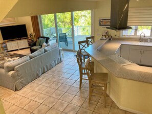 Smart TV, videogiochi, lettore DVD, tavolo da ping pong