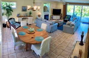 Smart TV, videogiochi, lettore DVD, tavolo da ping pong