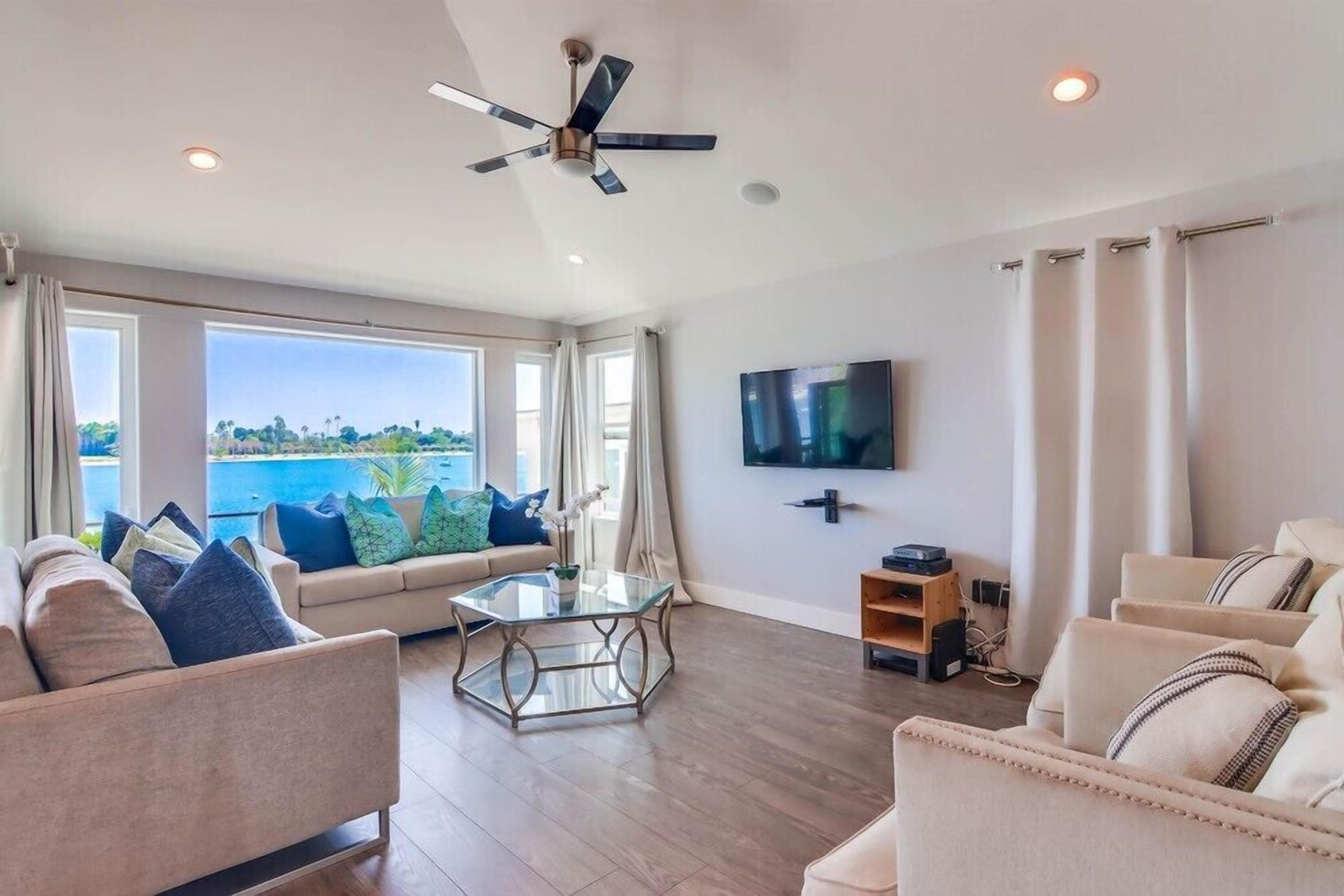 60' of Water Frontage ☆ AC ☆ Upper Level Unit