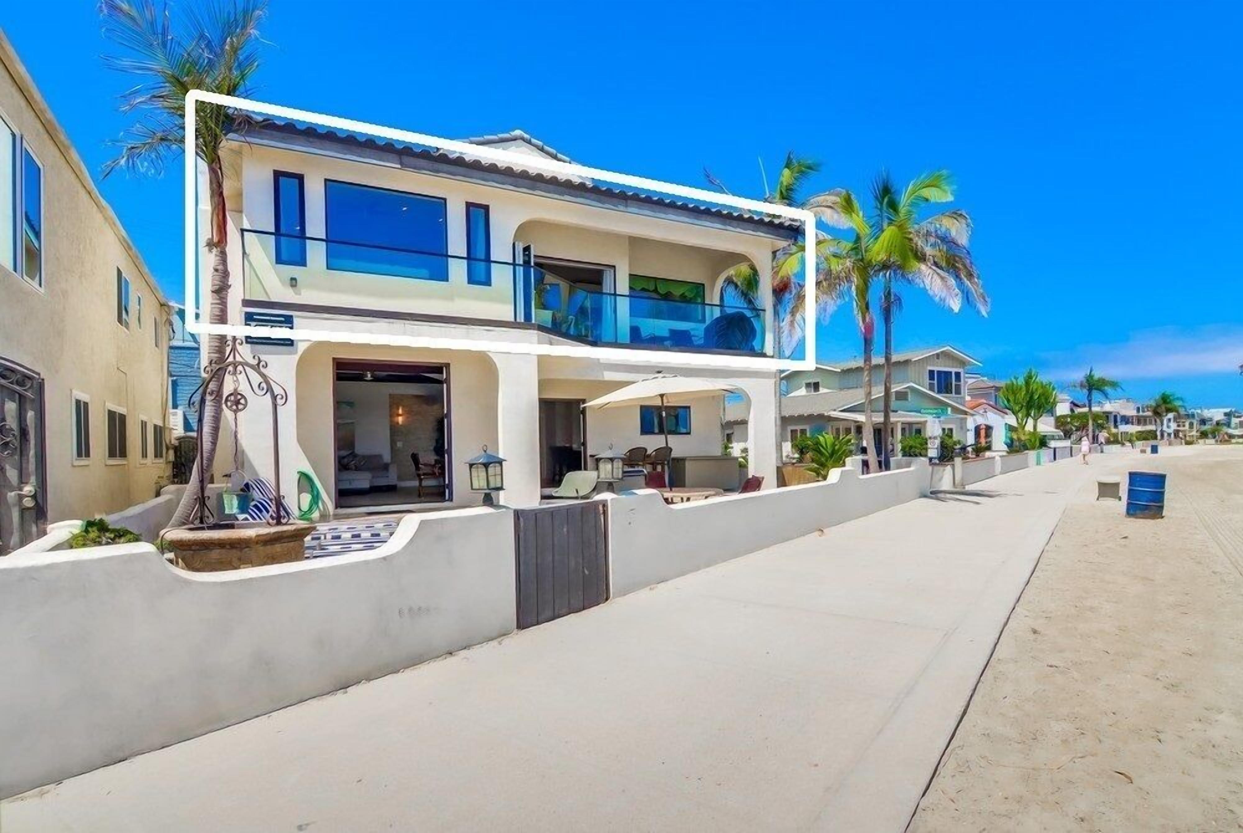 60' of Water Frontage ☆ AC ☆ Upper Level Unit