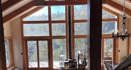 Ylellinen Creekside Mountain Home, jossa on vesiputous
