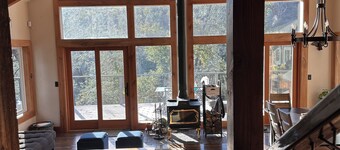 Luxuriöses Creekside-Gebirgshaus mit Wasserfall