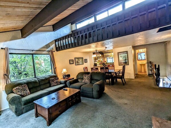 暖炉、DVD プレーヤー