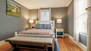 5 bedrooms, desk, iron/ironing board, travel crib