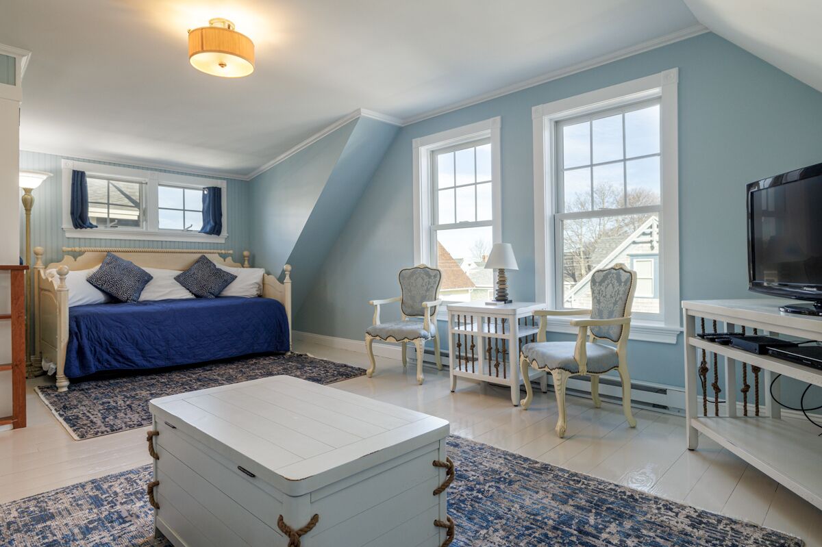 5 habitaciones, escritorio y tabla de planchar con plancha 