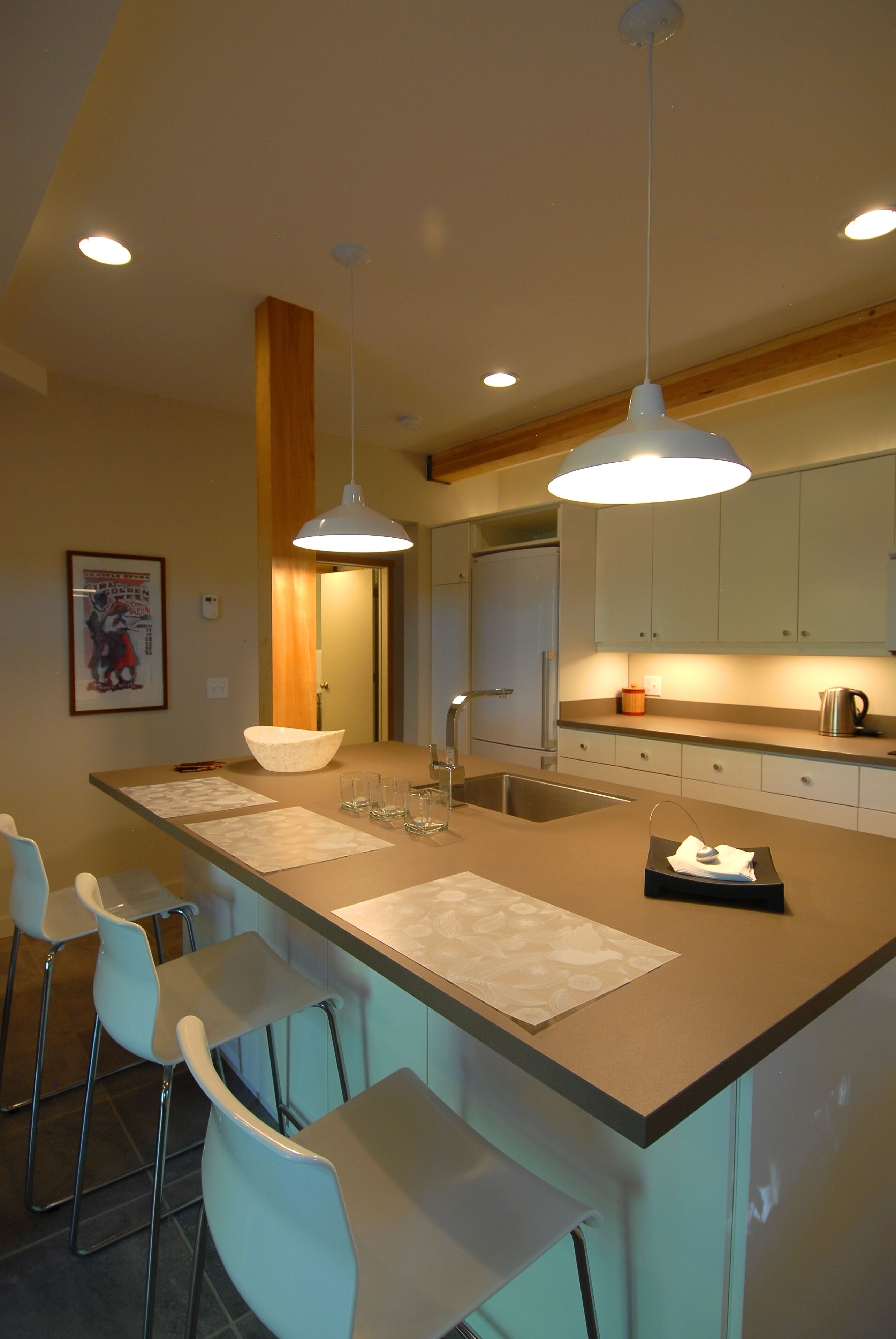 New! Contemporary guest house. Experience the private, peaceful setting.