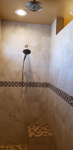 Ensemble douche/baignoire, sèche-cheveux, serviettes fournies, savon