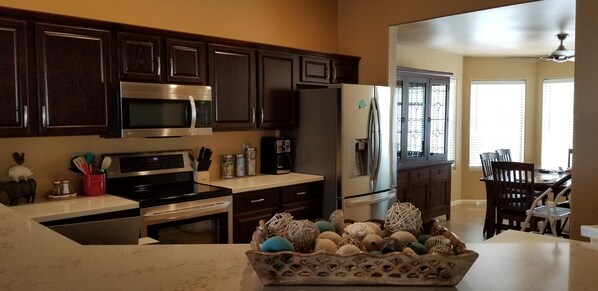 Fridge, microwave, oven, stovetop - All the "Perks" of home!! (Queen Creek)