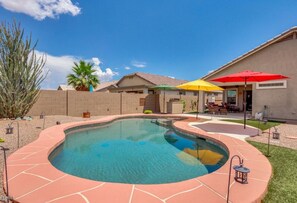 Outdoor pool - All the "Perks" of home!! (Queen Creek)