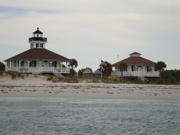 Beach nearby, sun-loungers, beach towels