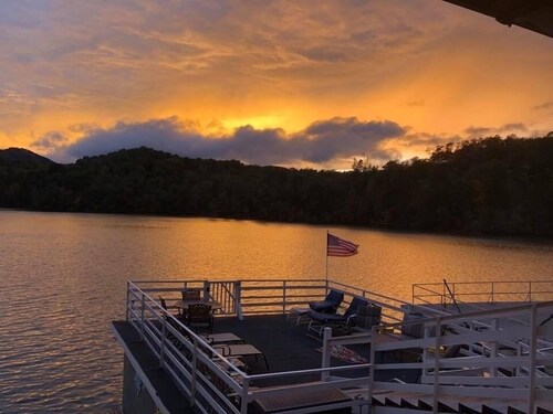 FALL FALL FALL. Hot Tub.Great mountain views & water views. No boating til May26