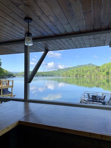 BOOKING SUMMER. Hot Tub. Dog friendly. FREE Pontoon boat & jump off boathouse.