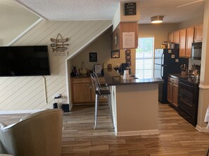 Jääkaappi, mikroaaltouuni, uuni, liesi