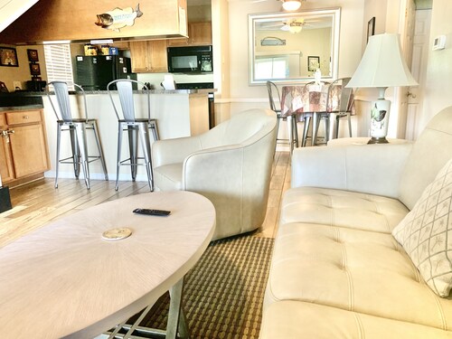 Lake View 2 Bed 2 Bath LOFT With Pool, Gym, Pickleball ---- L@@K FOR DISCOUNTS !