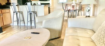 Lake View 2 slaapkamers en 2 badkamers Loft met zwembad, Tennis, Racket Bal, Biljart. Geschiktheid