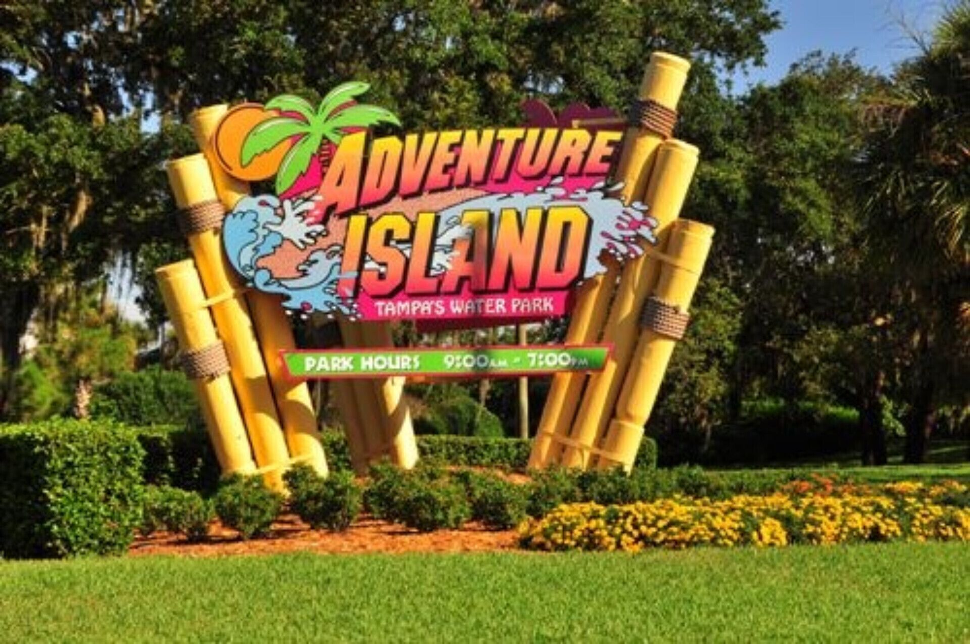 Un panneau indiquant « Adventure Island », le nom du parc aquatique de Tampa, et précisant les heures d’ouverture du parc, de 9h00 à 19h00.