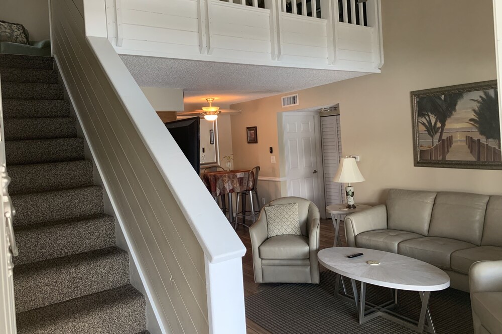 Lake View 2 Bed 2 Bath LOFT With Pool, Gym, Pickleball ---- L@@K FOR DISCOUNTS !