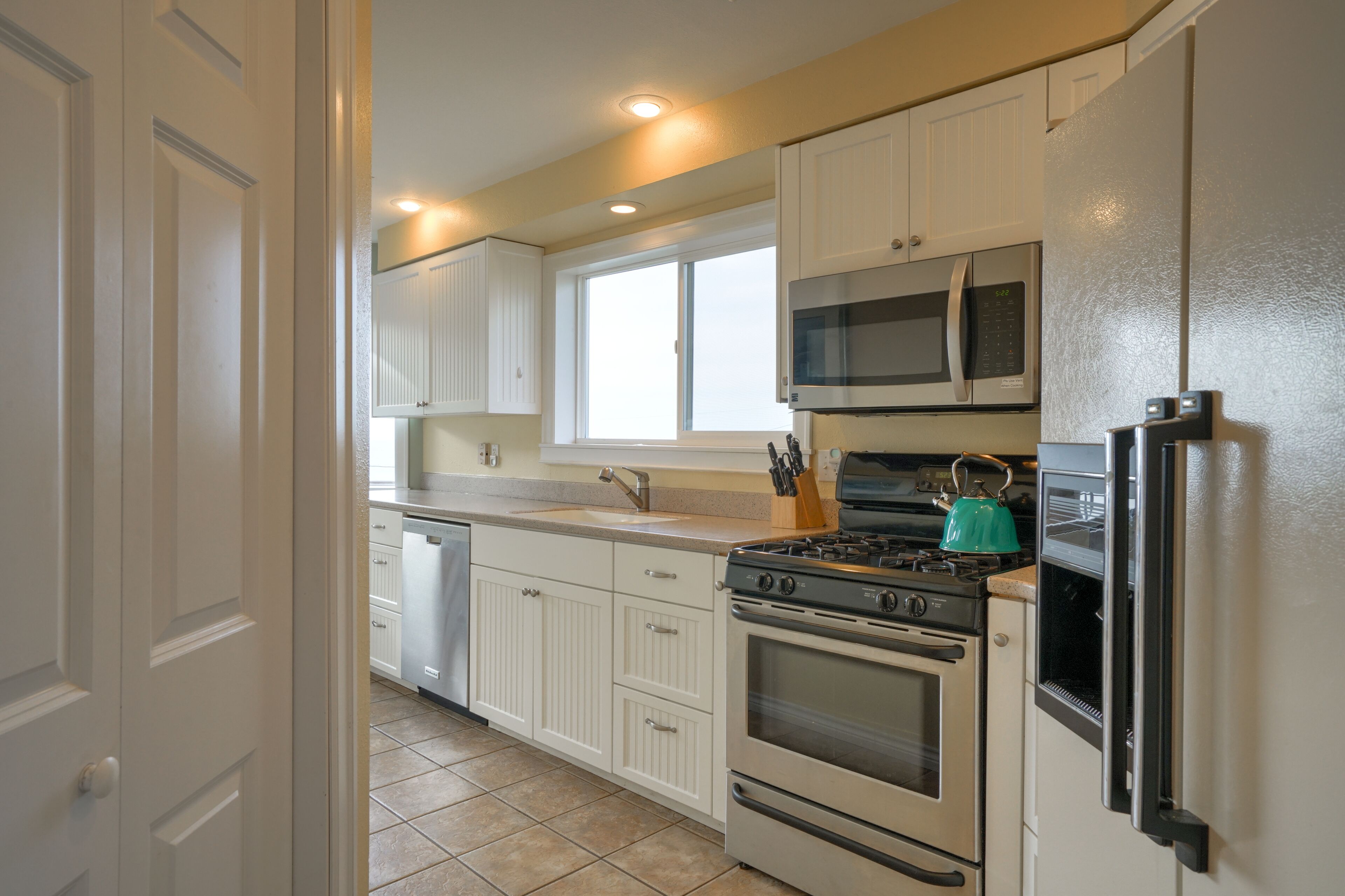 OctoMojo - 3b/3b - Views, Beach Access, Hot Tub, and Dog Friendly!