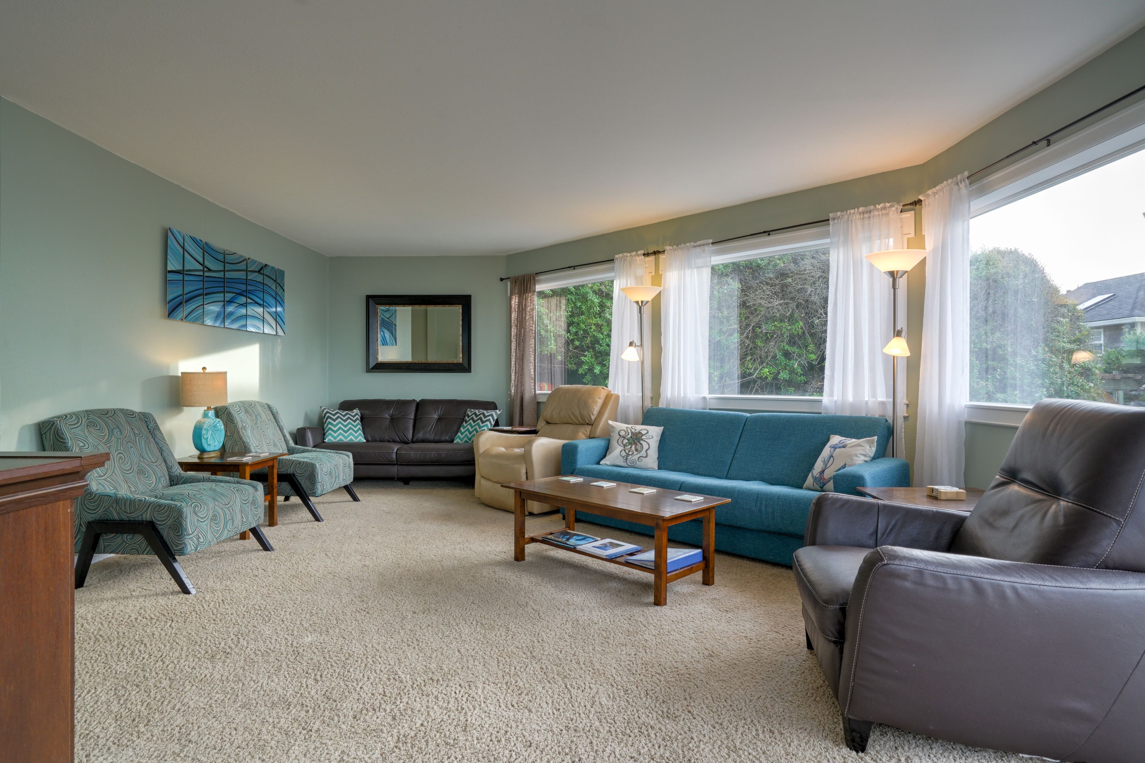 OctoMojo - 3b/3b - Views, Beach Access, Hot Tub, and Dog Friendly!