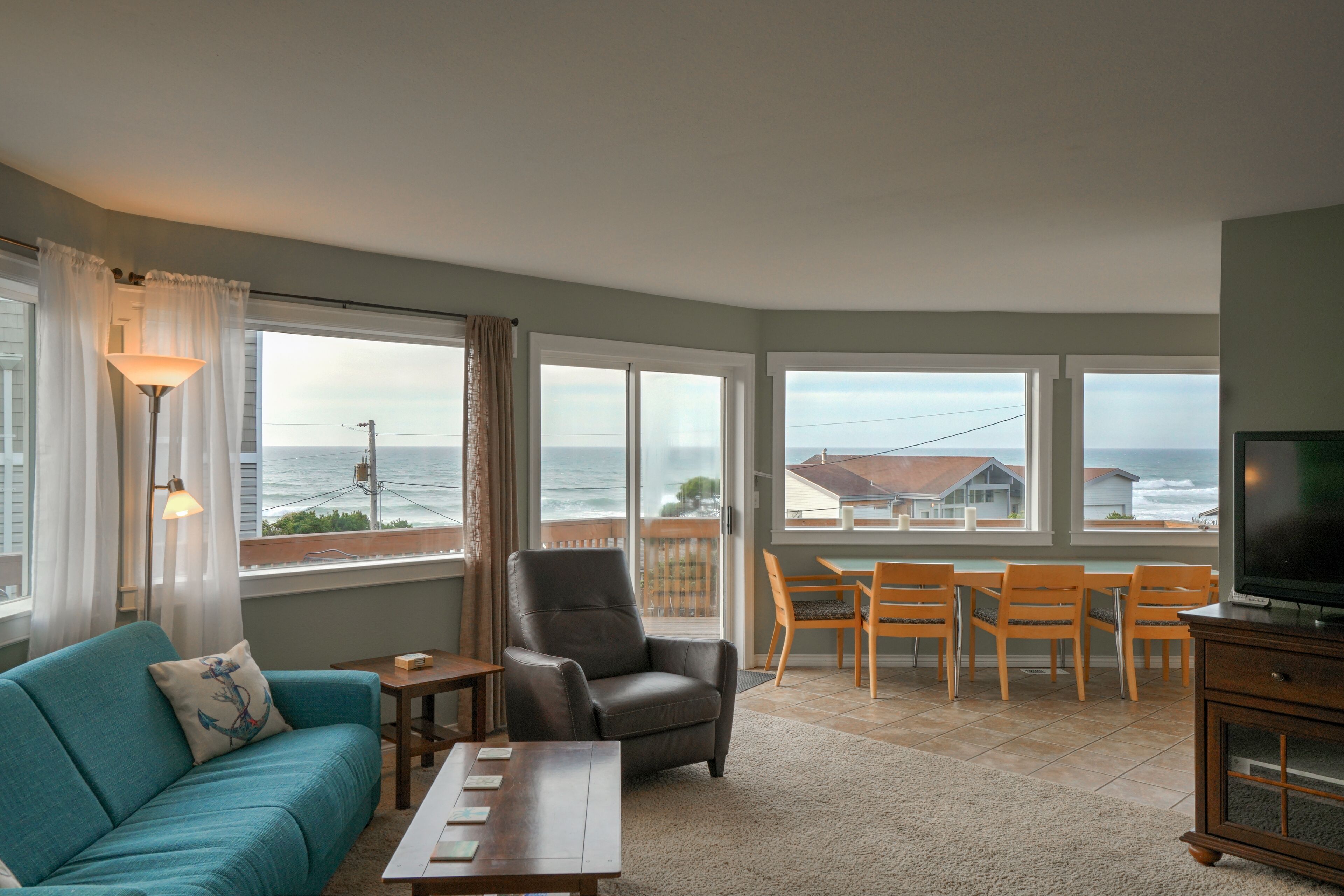 OctoMojo - 3b/3b - Views, Beach Access, Hot Tub, and Dog Friendly!