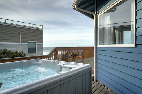 OctoMojo - 3b/3b - Views, Beach Access, Hot Tub, and Dog Friendly!