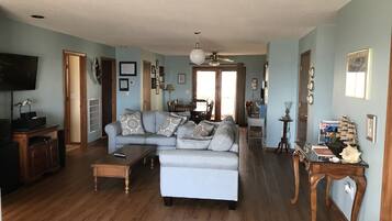 Téléviseur, lecteur de DVD, livres, chaîne audio