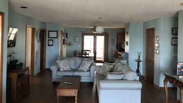 Téléviseur, lecteur de DVD, livres, chaîne audio