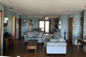 Living Room/Dining Area