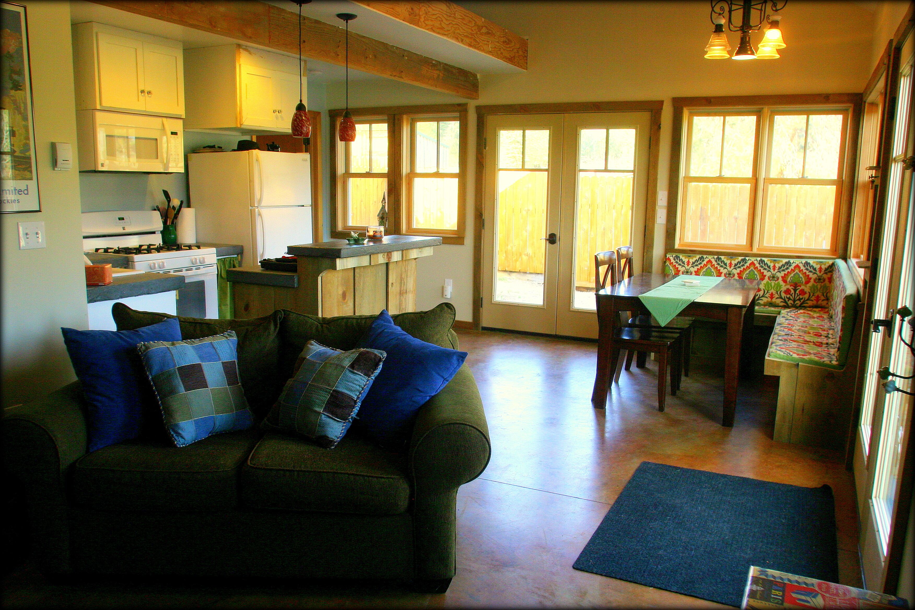 The Cottage at Farmstead Hollow; Warm and Cozy Retreat 2 miles West of Hamilton