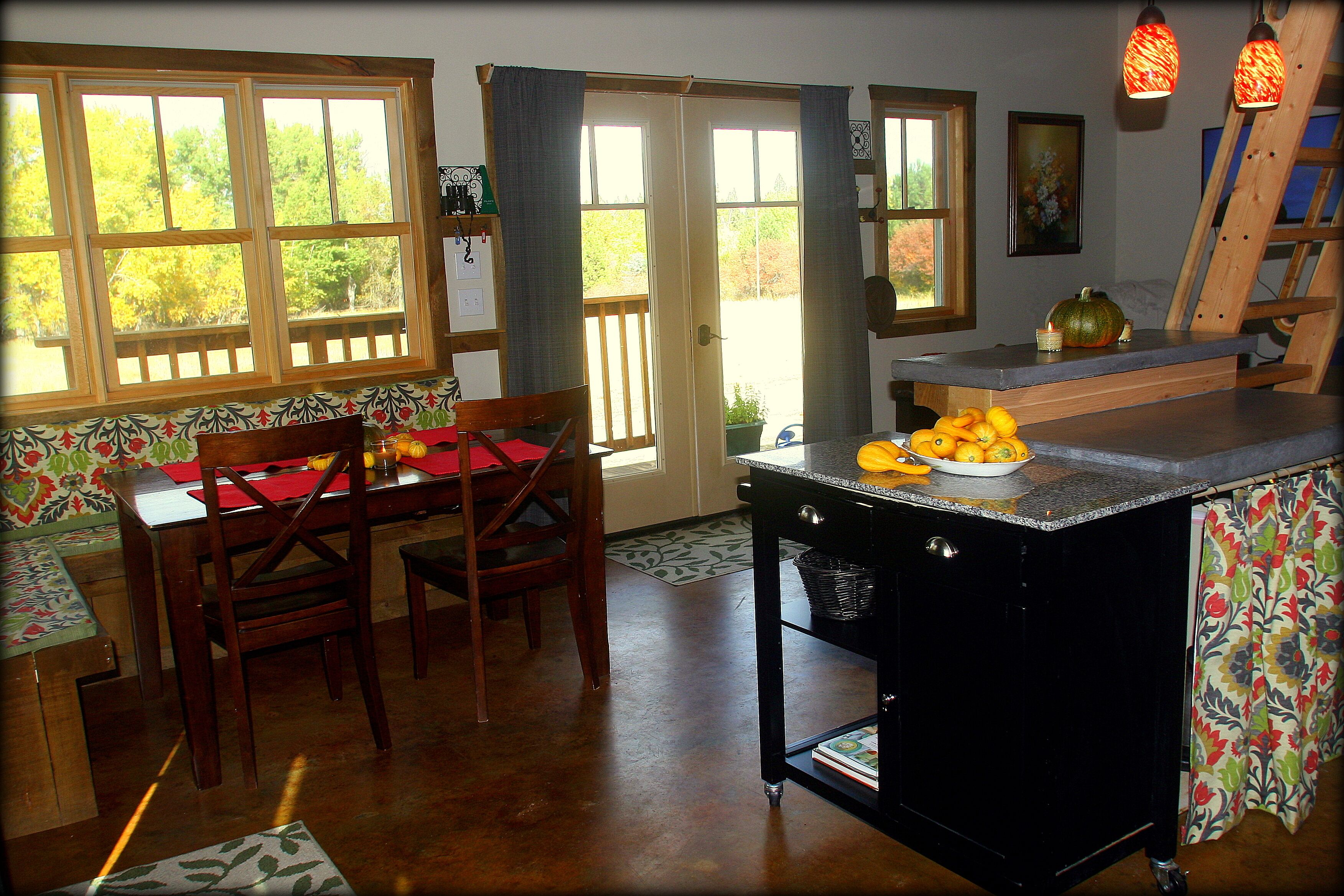 The Cottage at Farmstead Hollow; Warm and Cozy Retreat 2 miles West of Hamilton