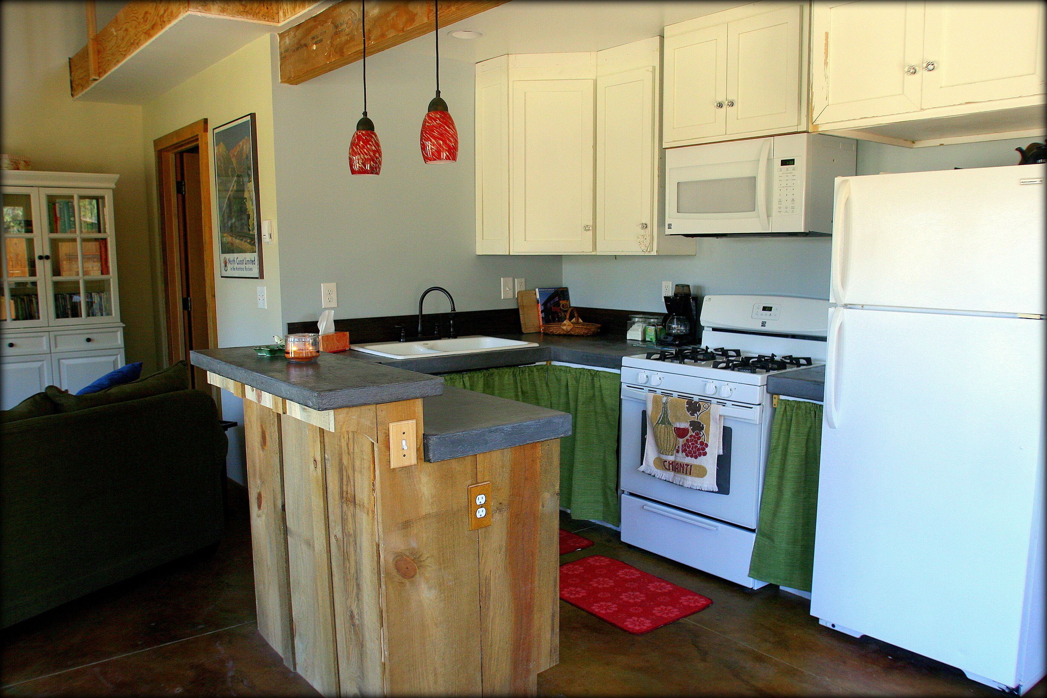 The Cottage at Farmstead Hollow; Warm and Cozy Retreat 2 miles West of Hamilton