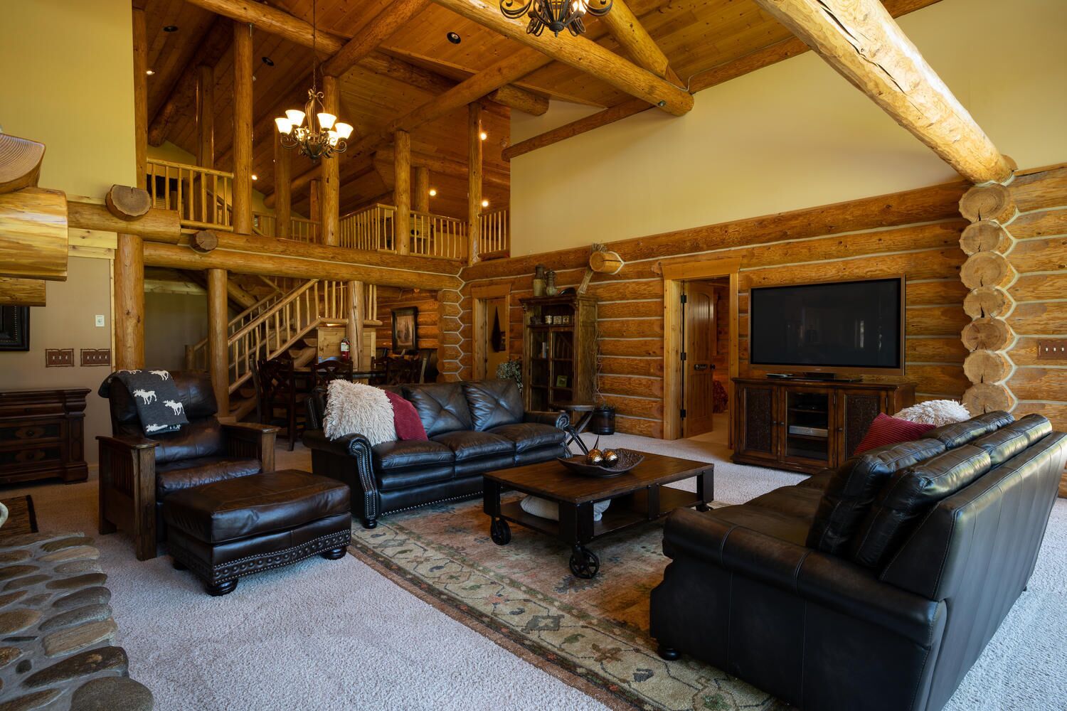 Cornerstone ~ Luxurious Log Home ~ Game Room ~ Outdoor Pool ~ Hot Tub
