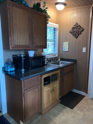 Frigorífico, microondas, cafetera o tetera y tostadora