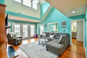 テレビ、暖炉、テレビゲーム機、DVD プレーヤー