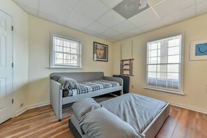 6 bedrooms, iron/ironing board, free WiFi, bed sheets